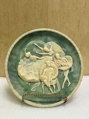 VINTAGE 1979 Prima Ballerina Avondale decorative Plate with stand